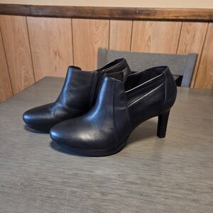 Clarks Collection Classic Black Leather Women’s Heeled Ankle Pumps